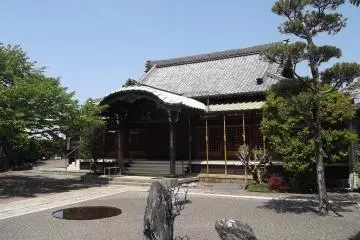 <p>Contemplate the zen garden in front of the main hall</p>