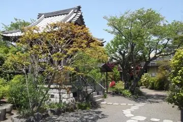 <p>Keep off the gravel: stepping-stones lead you to the bell pavilion</p>
