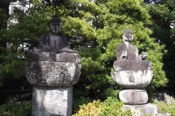 <p>These two statues sit near the bell pavilion</p>