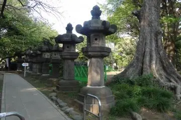 <p>โคมไฟหินในสวนอุเอะโนะ</p>