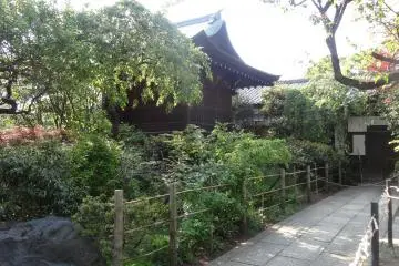 <p>ภายในบริเวณศาลเจ้า</p>