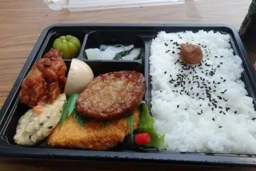 <p>เบ็นโตะ 500 เยนจาก Earth Day Market อร่อยมาก</p>