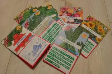 <p>ของแจกใน Earth Day Market ซองเมล็ดผักและดอกไม้</p>
