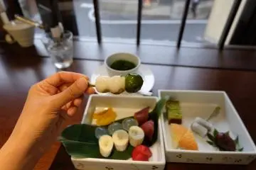 <p>ดังโงะ เหนียวๆ หยุ่นๆ ความจืดช่วยผ่อนรสขมของชาเขียวได้ดีทีเดียว</p>