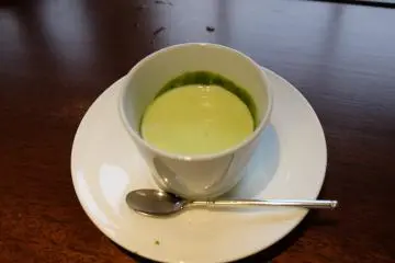 <p>ตอนจบ ฟองดูเหลือก้นถ้วย ทางร้านจะใส่นมเข้าไป กลายเป็นชาเขียวนม จิบล้างคอ อร่อยมากๆ</p>
