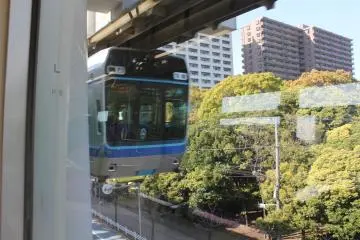 <p>A glimpse of another train while sitting inside the Chiba Urban Monorail.</p>