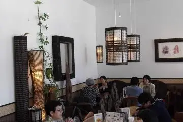<p>Diners enjoying a chat over their lunch</p>