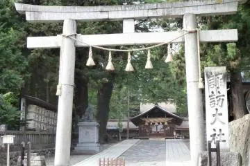 <p>Suwa-Taisha Haru-miya Shrine near the stone statue</p>