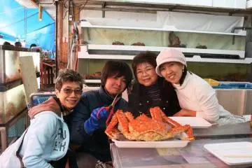 <p>ปูต้มสุกพร้อมเสริฟ</p>