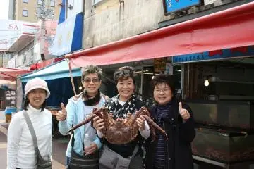 <p>ขอจับปูเป็น ๆ ถ่ายรูปซะหน่อย</p>