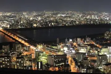 <p>เมืองท่าที่แสงสว่างยามค่ำคืนสวยงามจับใจยิ่งนัก</p>