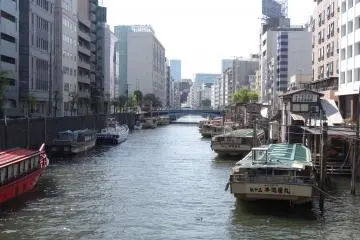 <p>ร้านน้ำชาและเคบินริมคลองที่ Ynagi-Bashi</p>
