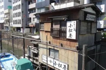<p>ร้านน้ำชาและเคบินริมคลองที่ Ynagi-Bashi</p>