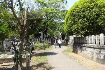 <p>เดินเล่นในสุสานยะนะกะ</p>