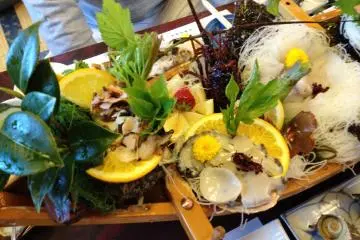 ถ้าคุณสั่งอาหารทะเลสดบนจานเรือแล้ว คุณจะประหลาดใจกับความหลากของอาหารมีทั้ง อะบาโลน หอเทอร์บัน ปลาลิ้นหมา ปลาตะเพียนน้ำเค็ม กุ้งมังกร แมคคาเรลดิบหั่น