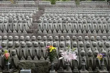 <p>รูปปั้นภายในสวน</p>