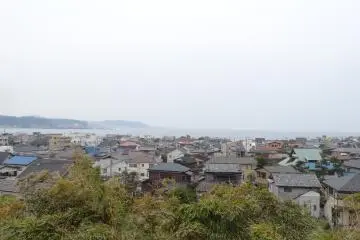 <p>ชมวิวทะเลและชายหาดคามาคุระ</p>