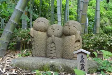 <p>รูปปั้นภายในสวน</p>