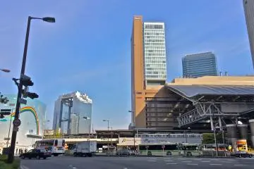 The Umeda&nbsp;Sky Building in the distance is just about a 7-minute walk from JR Osaka Station (right). Be sure to use the underpass located across the street from South Building.