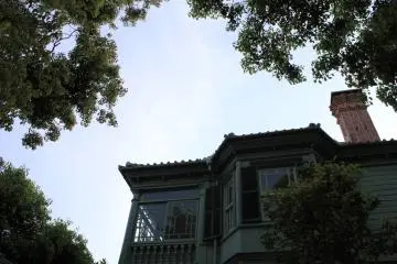 <p>Moei House ล้อมรอบไปด้วยต้นไม้น้อยใหญ่</p>
