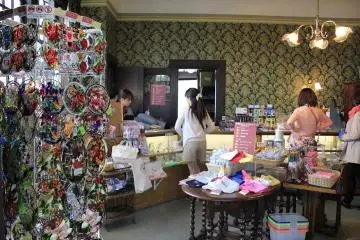 <p>ร้านขายของที่รลึกบนชั้นสองของบ้าน</p>