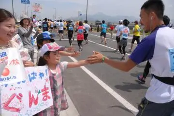 Encouraging runners along the way - the Sakuranbo Marathon is fun for those who don't run too (Photo: 果樹王国ひがしねさくらんぼマラソン大会実行委員会)
