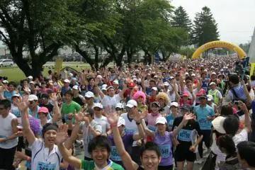 Run for the cherries - at the start of the Sakuranbo Marathon (Photo: 果樹王国ひがしねさくらんぼマラソン大会実行委員会)