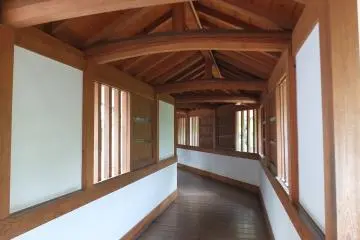 <p>ทางเดินที่คดเคี้ยว</p>