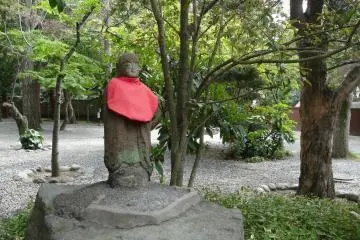 <p>สวนภายในวัด</p>
