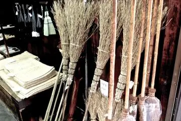 강 근처에 전통적인 일본 가정 용품을 파는 많은 오래된 가게가 있습니다.