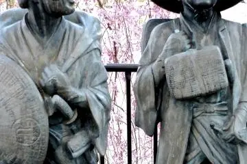 폐쇄 음악가 뒤에 동상의 클로즈업