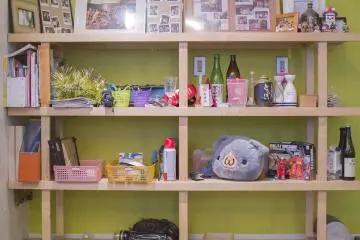 <p>Shelf near the kitchen displaying different decorations.</p>