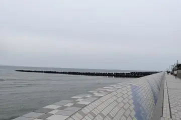 <p>ปั่นเรียบชายหาดไปบนทางที่ปูกระเบื้องอย่างดี</p>
