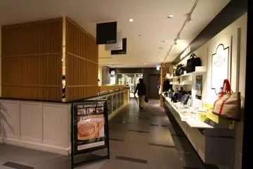 <p>Open space concept starts at the entrance</p>