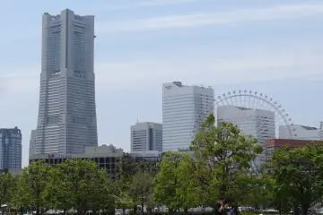 <p>ชมวิว Minato Mirai 21 ซึ่งมีอาคาร Landmark Tower, Queen's Towers, and Cosmo World Ferris Wheel</p>