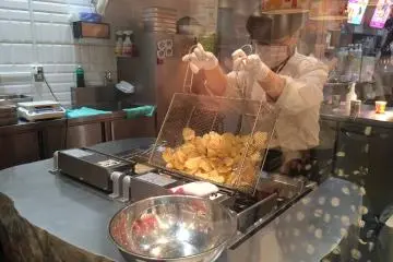 <p>Mengintip dari jendela kaca, dengan penuh perhatian menonton mereka menyiapkan keripik kentang goreng yang renyah. Nikmati selagi panas!</p>