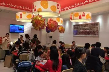 <p>Tersedia banyak kursi untuk menikmati penganan ringan tengah hari</p>