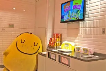 <p>Sementara menunggu pesanan anda dibuat, anda dapat menonton video informatid tentang pertanian kentang dan pembuatan keripik kentang. Maskot banyal besar berbentuk kentang ini terkenal di antara anak-anak. Silakan memeluk!</p>