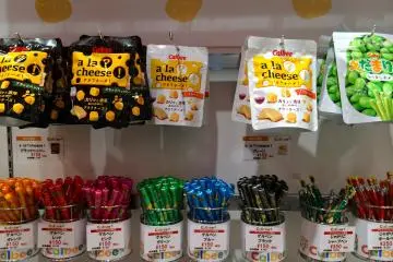<p>Calbee tidak hanya menawarkan banyak pilihan rasa penganan kecil, mereka juga menawarkan oleh-oleh lainnya seperti pena warna warni ini</p>