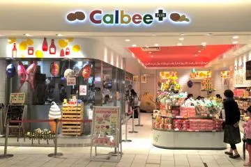 <p>Calbee+ terletak di lantai 2 Pusat Perbelanjaan Diver City di pusat kota Odaiba</p>
