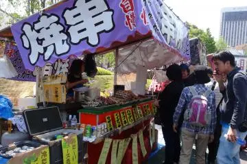<p>ปิ้งย่างไม้ละ 500 เยน</p>
