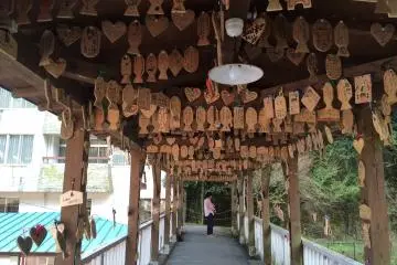 <p>Wish plates on the small bridge</p>