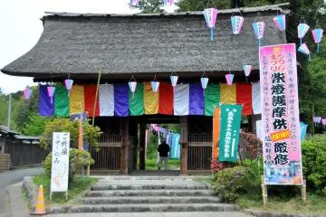<p>Voici la porte d'entr&eacute;e du temple. Pendant toute la dur&eacute;e du festival, l'entr&eacute;e est fix&eacute;e &agrave; 300&yen;.</p>