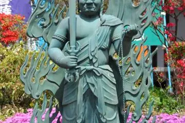 <p>Fudō-myōō accueille les visiteurs au pavillon principal de ce temple bouddhiste de l'&eacute;cole Shingon (forme &eacute;sot&eacute;rique du bouddhisme)</p>