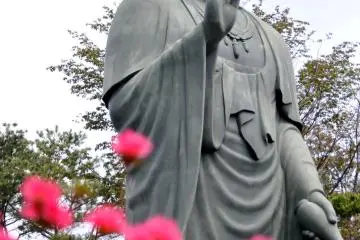 <p>Gros plan sur la statue de Shiofune Kannon. Les visiteurs peuvent faire le tour complet du pi&eacute;destal sur lequel elle est &eacute;rig&eacute;e. Derri&egrave;re la statue, un joli sentier s'&eacute;tend &agrave; travers la for&ecirc;t.</p>