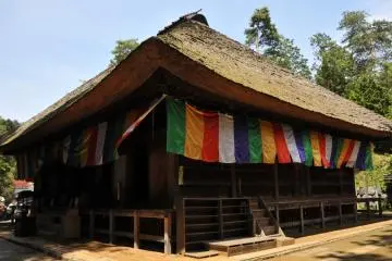 <p>Le temple abrite plusieurs anciens pavillons aux toits de chaume et deux c&egrave;dres plusieurs fois centenaires, qui ont re&ccedil;u le titre de Tr&eacute;sor National</p>