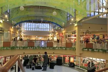<p>เวทีกลางห้าง</p>