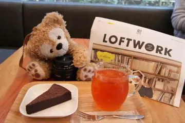<p>The bear is not included in the set but the newspaper is free.&nbsp;</p>