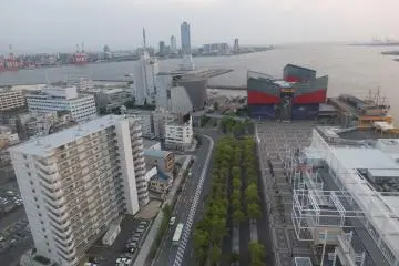 <p>Tempozan Habor Village ในมุมสูง เห็นอาคาร Cosmo Tower อดีตอาคารที่สูงที่สุดในโอซาก้าไกลๆ</p>