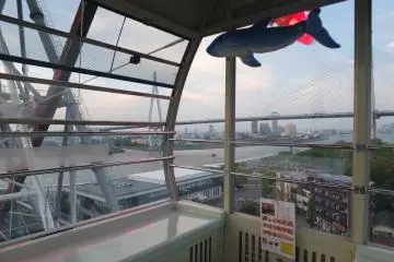 <p>ภายในกระเช้าของชิงช้าสวรรค์</p>